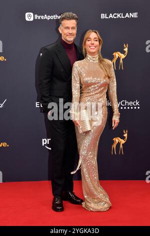 Wayne Carpendale mit Ehefrau Annemarie Carpendale bei der 76. Bambi-Verleihung 2024 nei den Bavaria Filmstudios. München, 07.11.2024 Foto Stock