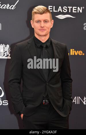 Toni Kroos bei der 76. Bambi-Verleihung 2024 nei den Bavaria Filmstudios. München, 07.11.2024 Foto Stock