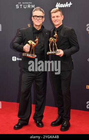 Robbie Williams e Toni Kroos bei der 76. Bambi-Verleihung 2024 nei den Bavaria Filmstudios. München, 07.11.2024 Foto Stock