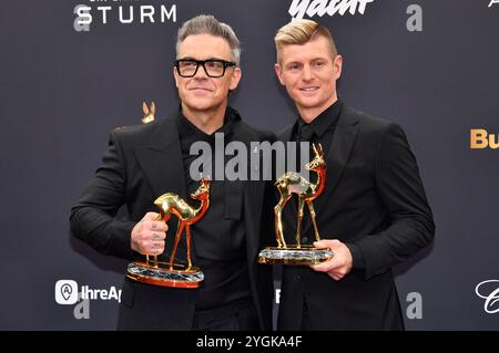 Robbie Williams e Toni Kroos bei der 76. Bambi-Verleihung 2024 nei den Bavaria Filmstudios. München, 07.11.2024 Foto Stock
