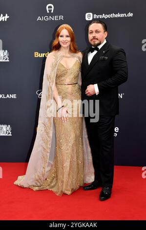 Barbara Meier mit Ehemann Klemens Hallmann bei der 76. Bambi-Verleihung 2024 nei den Bavaria Filmstudios. München, 07.11.2024 Foto Stock