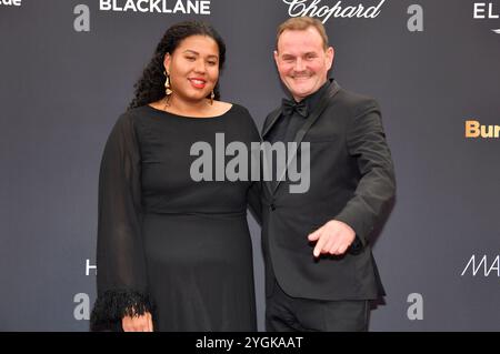 Devid Striesow mit Ehefrau Ines Ganzberger-Striesow bei der 76. Bambi-Verleihung 2024 nei den Bavaria Filmstudios. München, 07.11.2024 Foto Stock