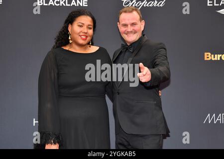 Devid Striesow mit Ehefrau Ines Ganzberger-Striesow bei der 76. Bambi-Verleihung 2024 nei den Bavaria Filmstudios. München, 07.11.2024 Foto Stock