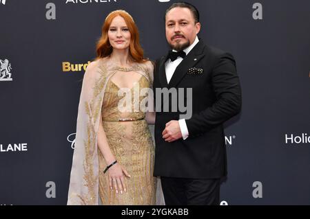 Barbara Meier mit Ehemann Klemens Hallmann bei der 76. Bambi-Verleihung 2024 nei den Bavaria Filmstudios. München, 07.11.2024 Foto Stock