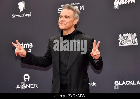 Robbie Williams bei der 76. Bambi-Verleihung 2024 nei den Bavaria Filmstudios. München, 07.11.2024 Foto Stock