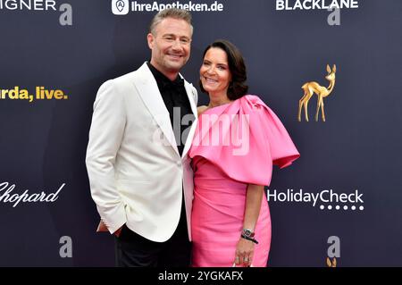 Sasha mit Ehefrau Julia Röntgen bei der 76. Bambi-Verleihung 2024 nei den Bavaria Filmstudios. München, 07.11.2024 Foto Stock