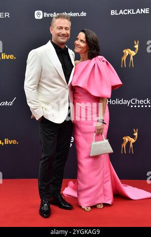 Sasha mit Ehefrau Julia Röntgen bei der 76. Bambi-Verleihung 2024 nei den Bavaria Filmstudios. München, 07.11.2024 Foto Stock