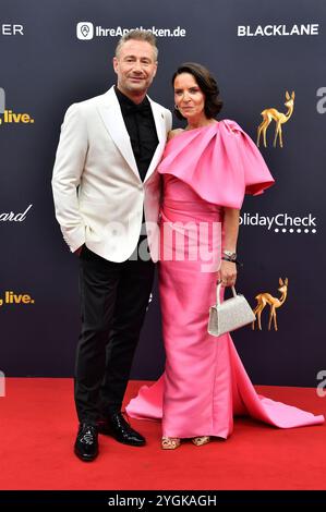 Sasha mit Ehefrau Julia Röntgen bei der 76. Bambi-Verleihung 2024 nei den Bavaria Filmstudios. München, 07.11.2024 Foto Stock