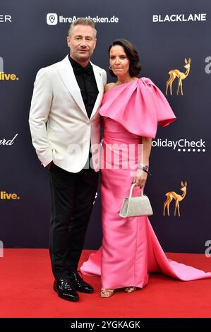 Sasha mit Ehefrau Julia Röntgen bei der 76. Bambi-Verleihung 2024 nei den Bavaria Filmstudios. München, 07.11.2024 Foto Stock
