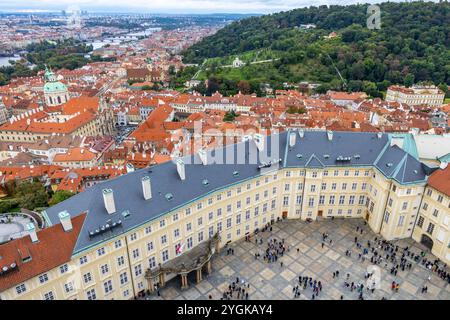 Vista di Praga dalla torre della cattedrale di San Vito con la piazza del castello di Praga in primo piano con tetti che si estendono fino al fiume Moldava, Repubblica Ceca Foto Stock