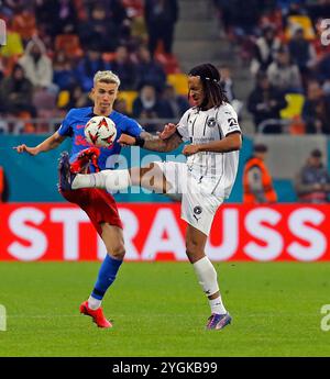 Bucarest, Romania. 7 novembre 2024. Octavian Popescu (L) della FCSB sfida con Kevin Mbabu del Midtjylland durante una partita di UEFA Europa League tra FCSB e Midtjylland a Bucarest, Romania, 7 novembre 2024. Crediti: Cristian Cristel/Xinhua/Alamy Live News Foto Stock