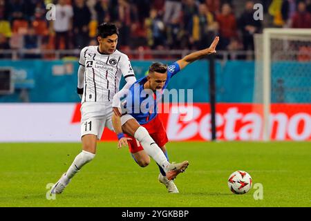 Bucarest, Romania. 7 novembre 2024. Marius Stefanescu (R) della FCSB affronta il Dario Osorio del Midtjylland durante una partita di UEFA Europa League tra FCSB e Midtjylland a Bucarest, Romania, 7 novembre 2024. Crediti: Cristian Cristel/Xinhua/Alamy Live News Foto Stock