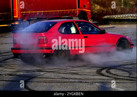 auto, deriva, follia su strada, guida, trasporto, gomma, strada, nessun limite, pneumatico, usura degli pneumatici, gomma bruciata, gomma bruciata sull'asfalto, perdita Foto Stock