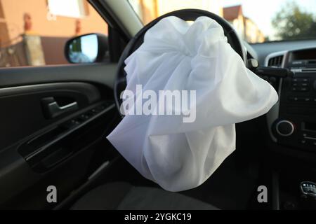 Airbag aperto in automobile, primo piano. Attrezzature di sicurezza per auto Foto Stock