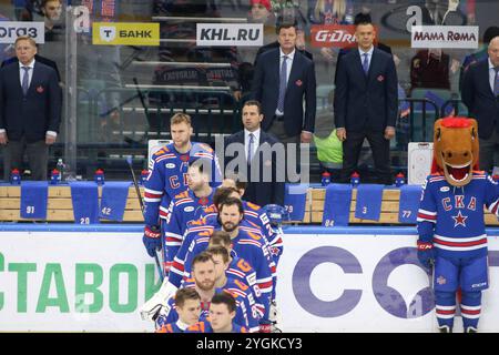 San Pietroburgo, Russia. 7 novembre 2024. Roman Rotenberg, capo allenatore dello SKA Hockey Club visto durante la partita di hockey, Kontinental Hockey League 2024/2025 tra SKA San Pietroburgo e Sochi al Palazzo degli Sport su ghiaccio. (Punteggio finale; SKA San Pietroburgo 2:5 Sochi) credito: SOPA Images Limited/Alamy Live News Foto Stock