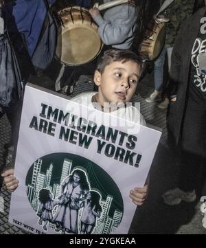 New York, Stati Uniti. 7 novembre 2024. I manifestanti sono venuti a dare voce al loro sostegno agli immigrati a New York, New York il 7 novembre 2024. La New York Immigration Coalition ha organizzato una manifestazione per proteggere gli immigrati newyorkesi. In qualità di presidente eletto, Donald Trump si è impegnato per il più grande programma di deportazione che si svolge il primo giorno della sua presidenza. (Foto di Jonathan Fernandes/Sipa USA) credito: SIPA USA/Alamy Live News Foto Stock