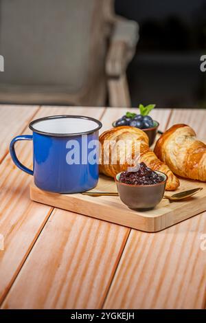 Casseruola per la colazione: Un'opzione più cordiale e perfetta da condividere. I croissant vengono mescolati con mirtilli, uova sbattute e altri ingredienti come la panna Foto Stock