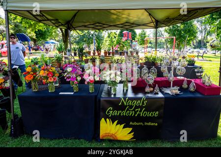 Piante e fiori sono in vendita, esposti presso lo stand del rivenditore Nagel's Garden House al mercato agricolo di Fort Wayne a Fort Wayne, Indiana, Stati Uniti. Foto Stock