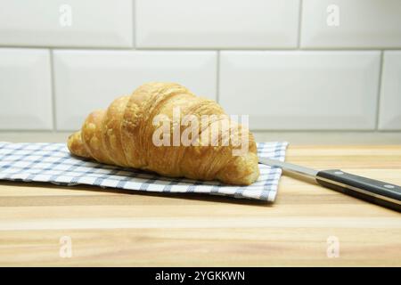 Deliziosi croissant per colazione a casa, idea gastronomica, concetto di pasto, natura morta del cibo tradizionale, delizia mattutina, pronto da mangiare, prodotti di pasticceria Foto Stock