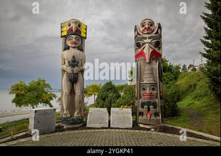 Due totem al Totem Park di White Rock. Il rimpatrio di pali totemici storici è diventato una questione importante per le comunità delle prime Nazioni. Foto Stock