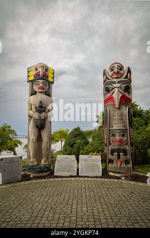 Due totem al Totem Park di White Rock. Il rimpatrio di pali totemici storici è diventato una questione importante per le comunità delle prime Nazioni. Foto Stock