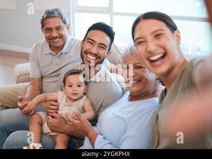 Bambini, persone e genitori anziani con selfie in soggiorno per rilassarsi, legarsi e felicità. Sorridi, generazioni familiari e fratelli con neonati e. Foto Stock