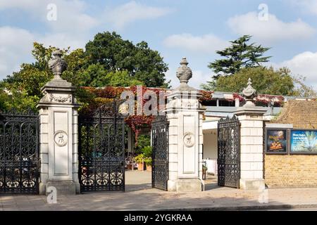 LONDRA, Regno Unito - 18 SETTEMBRE 2024: Vista dell'ingresso Victoria Gate ai Kew Royal Botanic Gardens Foto Stock