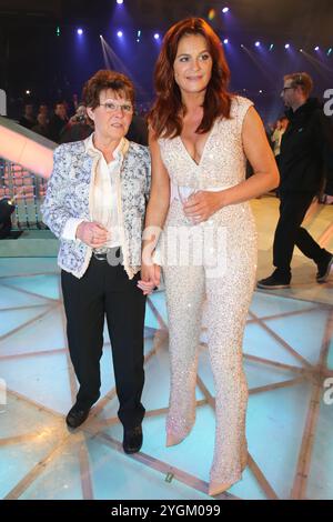 Saengerin Andrea Berg mit ihrer Mutter Helga GER - ARD Liveshow Das Glueckwunschfest - Silbereisen gratuliert aus der SACHSENarena Riesa - Fotografiert AM 20.02.2016 *** la cantante Andrea Berg con sua madre Helga GER ARD Liveshow Das Glueckwunschfest Silbereisen si congratula con la dalla SACHSENarena Riesa fotografata il 20 02 2016 Pressebuedter Foto Stock