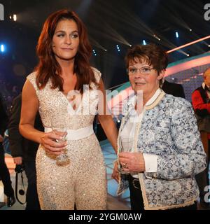 Saengerin Andrea Berg mit ihrer Mutter Helga GER - ARD Liveshow Das Glueckwunschfest - Silbereisen gratuliert aus der SACHSENarena Riesa - Fotografiert AM 20.02.2016 *** la cantante Andrea Berg con sua madre Helga GER ARD Liveshow Das Glueckwunschfest Silbereisen si congratula con la dalla SACHSENarena Riesa fotografata il 20 02 2016 Pressebuedter Foto Stock