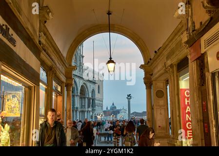 Venezia, Italia; 17 ottobre 2024: La bellezza architettonica di Venezia, caratterizzata da uno stretto vicolo che conduce direttamente alla maestosa Piazza San Marco. Foto Stock