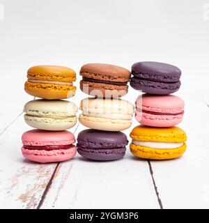 Primo piano di macaron colorati assortiti in diversi gusti Foto Stock