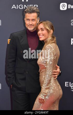 Wayne Carpendale mit Ehefrau Annemarie Carpendale bei der 76. Bambi-Verleihung 2024 nei den Bavaria Filmstudios. München, 07.11.2024 *** Wayne Carpendale con la moglie Annemarie Carpendale ai Bambi Awards 76 2024 nei Bavaria Filmstudios Monaco di Baviera, 07 11 2024 foto:XS.xSpöttelx/xFuturexImagex bambi2024 0197 Foto Stock