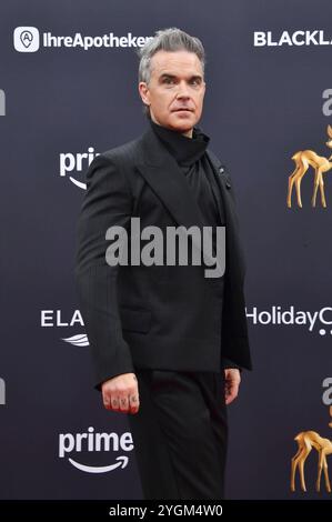 Robbie Williams bei der 76. Bambi-Verleihung 2024 nei den Bavaria Filmstudios. München, 07.11.2024 *** Robbie Williams ai Bambi Awards 76 2024 nei Bavaria Filmstudios Monaco di Baviera, 07 11 2024 foto:XS.xSpöttelx/xFuturexImagex bambi2024 9906 Foto Stock