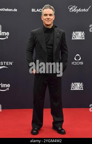 Robbie Williams bei der 76. Bambi-Verleihung 2024 nei den Bavaria Filmstudios. München, 07.11.2024 *** Robbie Williams ai Bambi Awards 76 2024 nei Bavaria Filmstudios Monaco di Baviera, 07 11 2024 foto:XS.xSpöttelx/xFuturexImagex bambi2024 9917 Foto Stock