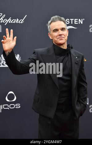 Robbie Williams bei der 76. Bambi-Verleihung 2024 nei den Bavaria Filmstudios. München, 07.11.2024 *** Robbie Williams ai Bambi Awards 76 2024 nei Bavaria Filmstudios Monaco di Baviera, 07 11 2024 foto:XS.xSpöttelx/xFuturexImagex bambi2024 9933 Foto Stock