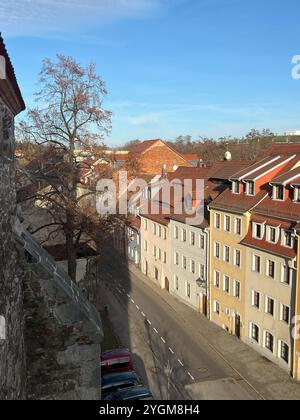 Le stradine strette di Görlitz mostrano il suo fascino storico con viuzze acciottolate, facciate colorate e splendidi paesaggi urbani che evocano un'atmosfera senza tempo Foto Stock