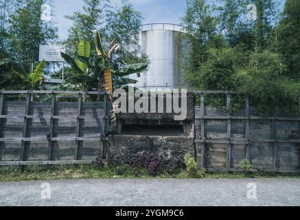 Bunker lasciato dai soldati giapponesi durante la seconda guerra mondiale nella città di Balikpapan, 2 novembre 2024, Borneo orientale, Indonesia Foto Stock