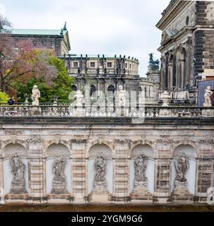 Lo Zwinger di Dresda è un magnifico palazzo barocco, conosciuto per i suoi splendidi giardini, padiglioni ornati e la ricca storia culturale e architettonica Foto Stock