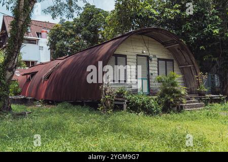 Unica casa semicircolare e spesso chiamata "drum House", 2 novembre 2024, Balikpapan City, East Kalimantan, Indonesia Foto Stock