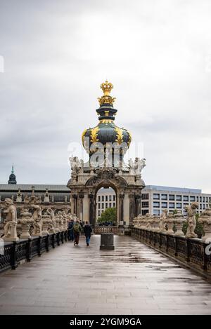 Lo Zwinger di Dresda è un magnifico palazzo barocco, conosciuto per i suoi splendidi giardini, padiglioni ornati e la ricca storia culturale e architettonica Foto Stock