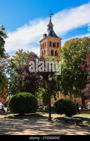 Piccola chiesa in Spagna circondata da alberi con una croce in cima Foto Stock