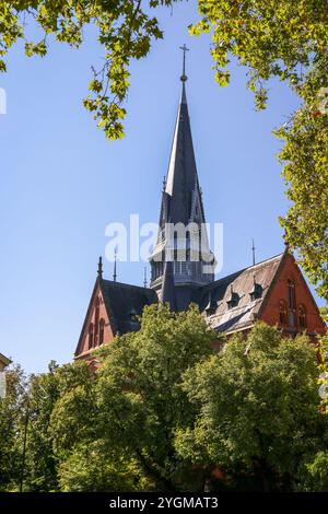 Vecchia chiesa tedesca costruita sulla cima di una collina a Wiesbaden in Germania Foto Stock