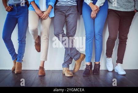 Design Agency, LEGS e in attesa con gli uomini d'affari in fila in ufficio per l'assunzione, il colloquio o il reclutamento. Monolocale, parete e pavimento in legno con Foto Stock