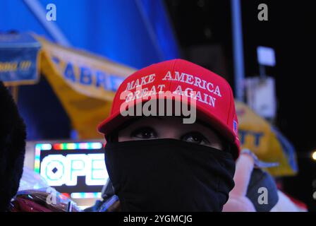 New York City, New York, USA - 7 novembre 2024: Abbigliamento politico in vendita intorno a Times Square durante la stagione delle elezioni presidenziali del 2024. Foto Stock
