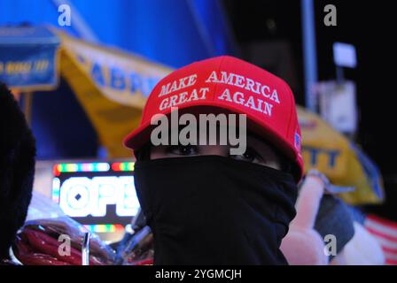 New York City, New York, USA - 7 novembre 2024: Abbigliamento politico in vendita intorno a Times Square durante la stagione delle elezioni presidenziali del 2024. Foto Stock