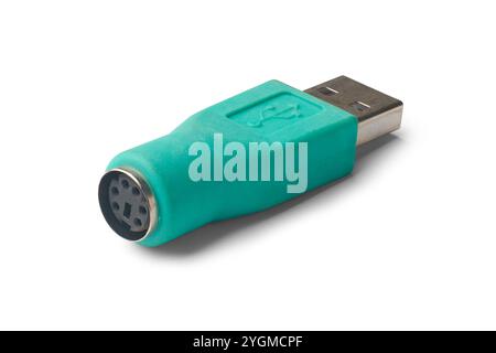 primo piano del convertitore ps2-usb sfondo bianco isolato, piccolo adattatore di colore verde per collegare tastiere e mouse meno recenti alle porte usb moderne Foto Stock
