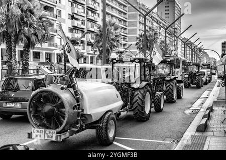 Logroño, la Rioja, Spagna. 23 febbraio 2024. Gli agricoltori protestano con i trattori nella città spagnola. Dimostrazione del settore agricolo nelle aree urbane, a causa dell'aumento del gasolio e dei problemi di esportazione di prodotti provenienti da paesi terzi. Foto Stock