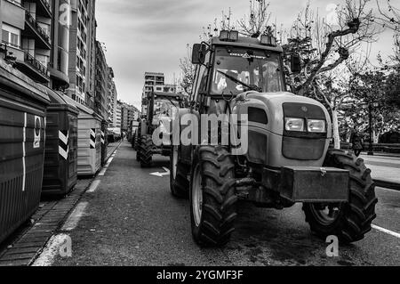 Logroño, la Rioja, Spagna. 23 febbraio 2024. Gli agricoltori protestano con i trattori nella città spagnola. Dimostrazione del settore agricolo nelle aree urbane, a causa dell'aumento del gasolio e dei problemi di esportazione di prodotti provenienti da paesi terzi. Foto Stock