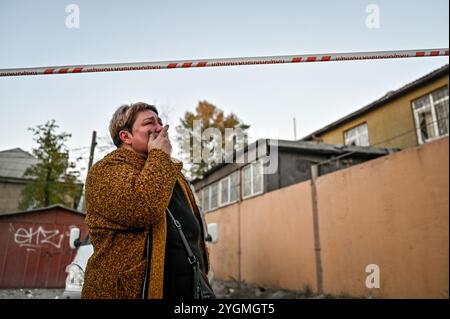 ZAPORIZHZHIA, UCRAINA - 7 NOVEMBRE 2024 - Una donna piange fuori da una sezione di un condominio distrutto da una bomba guidata russa, Zaporizhzhia, Ucraina sudorientale. Otto persone, tra cui un bambino di un anno, sono morte e 42 sono rimaste ferite dopo che le truppe russe hanno attaccato Zaporizhzhia con cinque bombe guidate. Foto Stock