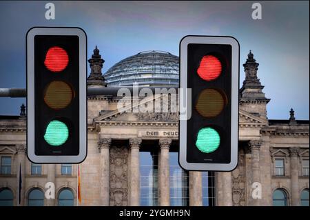 Berlino, Germania. 8 novembre 2024. Immagine a tema DEL MONTAGGIO FOTOGRAFICO: Il semaforo è storia - il semaforo, la fine del governo del semaforo. La coalizione dei semafori è finita. ? Credito: dpa/Alamy Live News Foto Stock